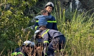 Hà Nội: Cảnh sát giải cứu 2 cháu bé mắc kẹt dưới hố sâu