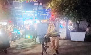 Dính nồng độ cồn, người đi xe đạp bỏ lại xe rồi rời đi