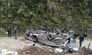 Lật xe chở đoàn từ thiện ở Lào Cai, ít nhất 8 người tử vong