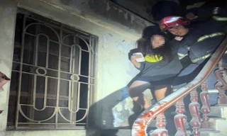 Cảnh sát giải cứu 3 người trong ngôi nhà bị cháy ở Hà Nội