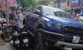Hà Nội: Ô tô bán tải tông nhiều xe máy trên phố Khâm Thiên