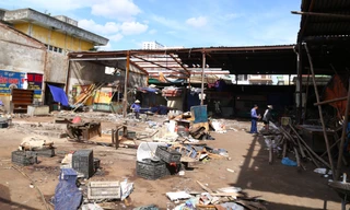 Tiểu thương chợ Ga Vinh ngậm ngùi trước đống đổ nát sau bão