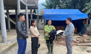 Nữ sinh lớp 6 bị đánh ngã sõng soài trong phòng học