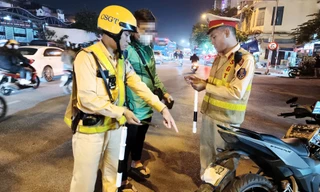 Nhiều tài xế xe ôm công nghệ che, dán biển số bị CSGT Hà Nội xử phạt