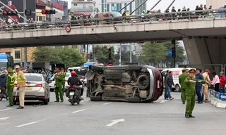 Ô tô con lật nghiêng sau va chạm giao thông liên hoàn tại Hà Nội