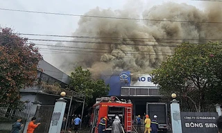 Hỏa hoạn tại Công ty bao bì Bông Sen, khói đen cuồn cuộn 