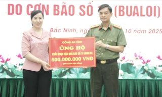Chủ tịch Ủy ban Mặt trận Tổ quốc tỉnh Bắc Ninh Nguyễn Thị Hà tiếp nhận tiền ủng hộ. Ảnh: Nguyễn Thắng
