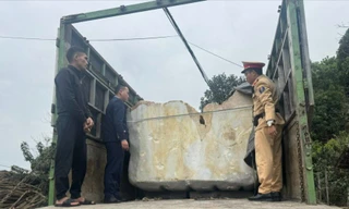 Phát hiện xe chở 4 khối đá hoa nặng 70 tấn không rõ nguồn gốc
