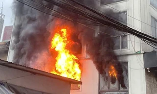 Hà Nội: Lửa bùng dữ dội tại ngôi nhà 7 tầng trên đường Lĩnh Nam