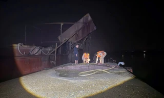 Hà Nội: Bắt giữ 2 phương tiện khai thác cát trái phép trên sông Cầu