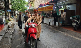CSGT Hà Nội đồng loạt kiểm tra bãi gửi xe trường học: Nhiều học sinh mang xe 'tẩu tán' vẫn bị truy tận nơi 