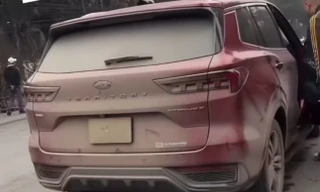 Tài xế ô tô có biển số bị phủ kín bùn đất đã đến trụ sở CSGT làm việc và chấp hành nộp phạt