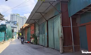 Dãy kho xưởng quanh hiện trường vụ cháy ở Hà Nội bị cắt điện, ngừng hoạt động