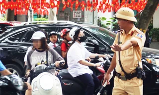 Bị nhắc nhở, xử lý vi phạm khi con không đội mũ bảo hiểm, phụ huynh viện đủ lý do 