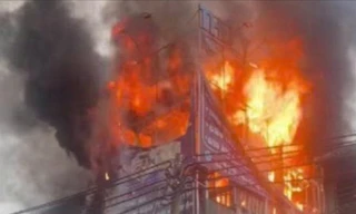 Hà Nội: Biển quảng cáo cháy ngùn ngụt ở nhà dân trên đường Trần Cung