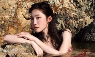 Nữ ca sĩ mặc bikini chụp hình ở Giếng Tiên (Gia Lai), bị chỉ trích dữ dội