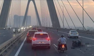 Làm rõ nguyên nhân vụ xe phân khối lớn biến dạng, tài xế tử vong trên cầu Nhật Tân