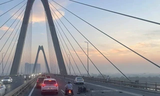 Xe phân khối lớn biến dạng, tài xế tử vong trên cầu Nhật Tân