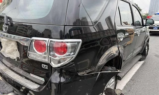 CSGT Hà Nội ngăn chặn người đàn ông say xỉn lái ô tô đi ngược chiều