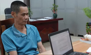 Bắt quả tang đối tượng mang súng đi tiêu thụ