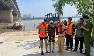 Cảnh sát cứu nam thanh niên nghi tự tử ở cầu Thăng Long