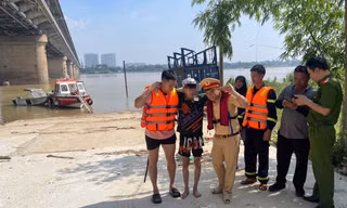 Cảnh sát cứu nam thanh niên nghi tự tử ở cầu Thăng Long