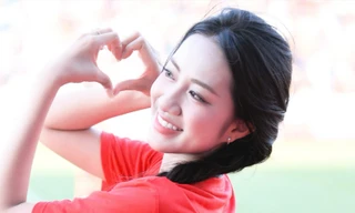 Hoa hậu Hà Trúc Linh phấn khích khi tới ‘chảo lửa’ Thiên Trường cổ vũ Siêu cúp quốc gia