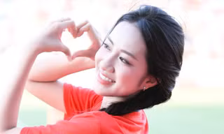 Hoa hậu Hà Trúc Linh phấn khích khi tới ‘chảo lửa’ Thiên Trường cổ vũ Siêu cúp quốc gia