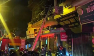 Cảnh sát phá cửa, giúp người dân thoát nạn trong vụ cháy nhà lúc rạng sáng