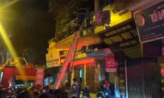 Cảnh sát phá cửa, giúp người dân thoát nạn trong vụ cháy nhà lúc rạng sáng