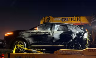 Hà Nội: Tàu hỏa đâm ô tô văng xuống mương