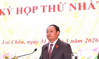 Bí thư Tỉnh ủy, Chủ tịch HĐND tỉnh Lai Châu Lê Minh Ngân phát biểu tại kỳ họp.