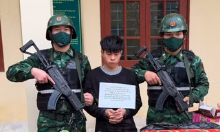 Ôm hàng trăm kg pháo lậu bơi qua sông về Việt Nam