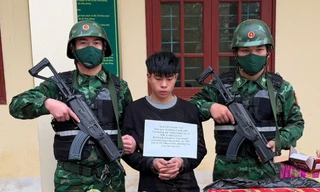 Ôm hàng trăm kg pháo lậu bơi qua sông về Việt Nam