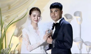 Cầu thủ Đức Huy khiến MC Huyền Trang khóc nức nở