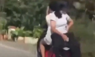 Hai nữ sinh 'làm xiếc' trên xe máy điện