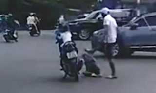 Bé trai bị đánh giữa đường ở Hà Nội