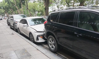 Hà Nội: 4 ô tô 'dồn toa' trên phố Lê Thái Tổ