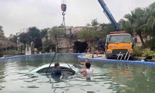 Cảnh ô tô chìm xuống nước khiến đạo diễn suýt chết 