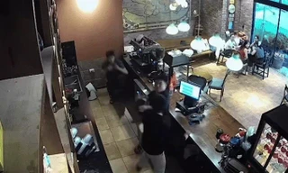 Công an làm việc với gia đình nhân viên quán cà phê và người bị tố hành hung