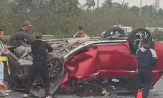 Ô tô con lật úp, biến dạng sau va chạm với xe đầu kéo trên cao tốc