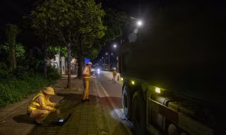 Hà Nội ra quân xử lý xe tải: 1 đêm phát hiện 88 trường hợp vi phạm, phạt tiền gần 300 triệu đồng