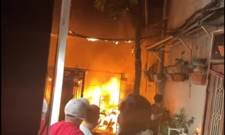Hà Nội: Lửa bao trùm ngôi nhà trong ngõ ở phố Lạc Long Quân