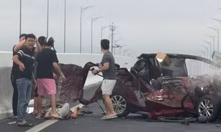 Ô tô con biến dạng sau va chạm với xe tải trên cao tốc