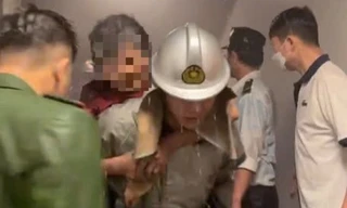 Cứu 3 người mắc kẹt trong vụ cháy căn hộ tầng 9 chung cư ở Hà Nội