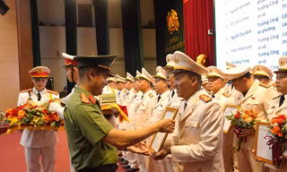 146 cán bộ Công an Hà Nội được thăng cấp bậc hàm thượng tá 