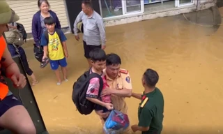 Cảnh sát đường thủy phối hợp sơ tán 50 người ở vùng hạ lưu sông Cầu