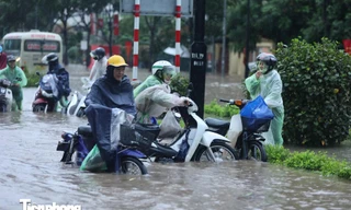 'Gánh' lượng mưa lớn nhất từ đầu mùa, gần 40 tuyến phố Hà Nội ngập