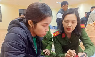 Hà Nội: Cảnh sát đến tận nhà hướng dẫn người dân cập nhật dữ liệu phương tiện và giấy phép lái xe