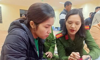 Hà Nội: Cảnh sát đến tận nhà hướng dẫn người dân cập nhật dữ liệu phương tiện và giấy phép lái xe